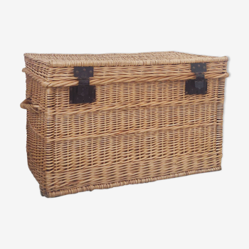 Wicker trunk