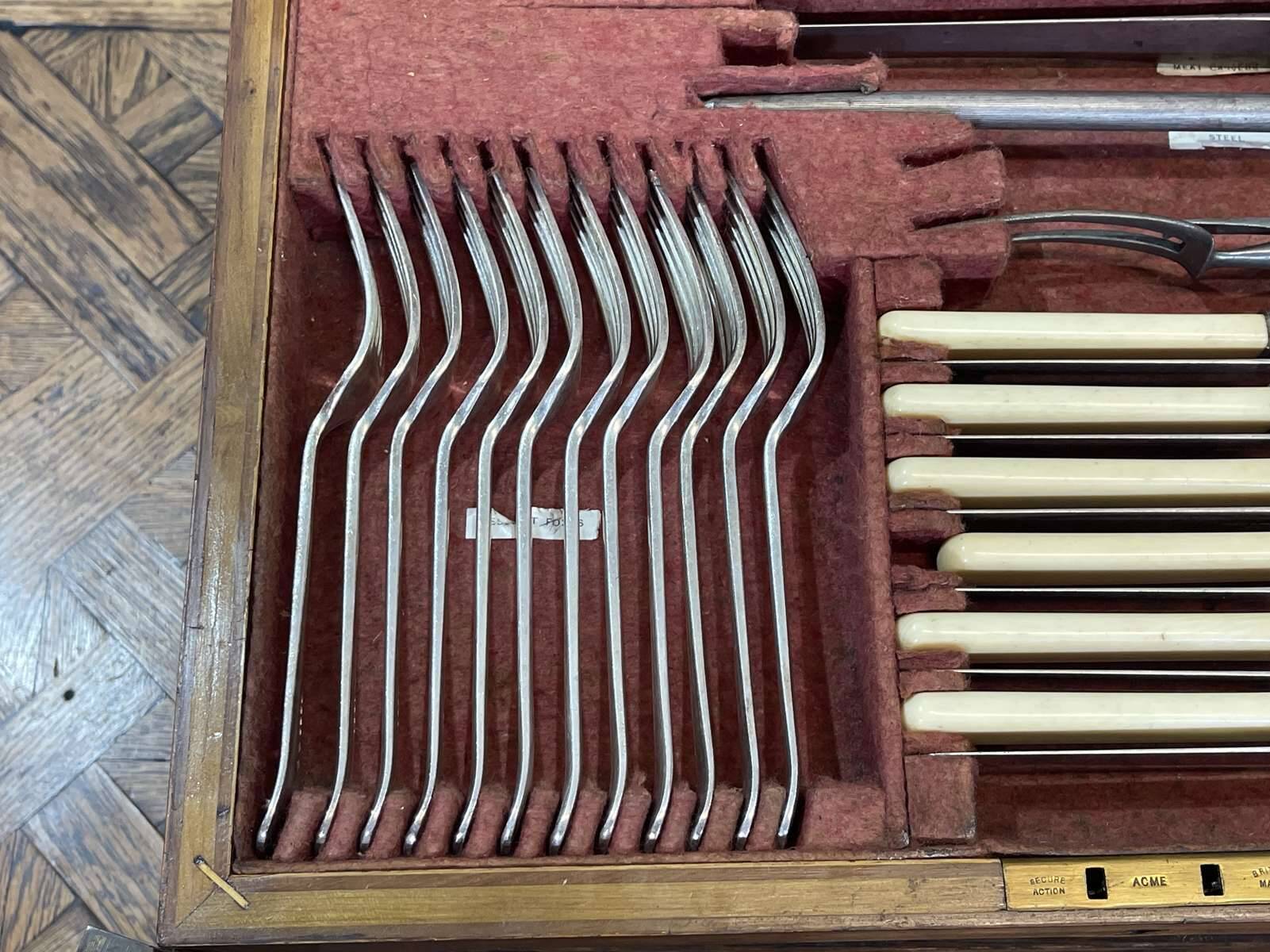 English silver-plated cutlery set in its oak box - early 20th century