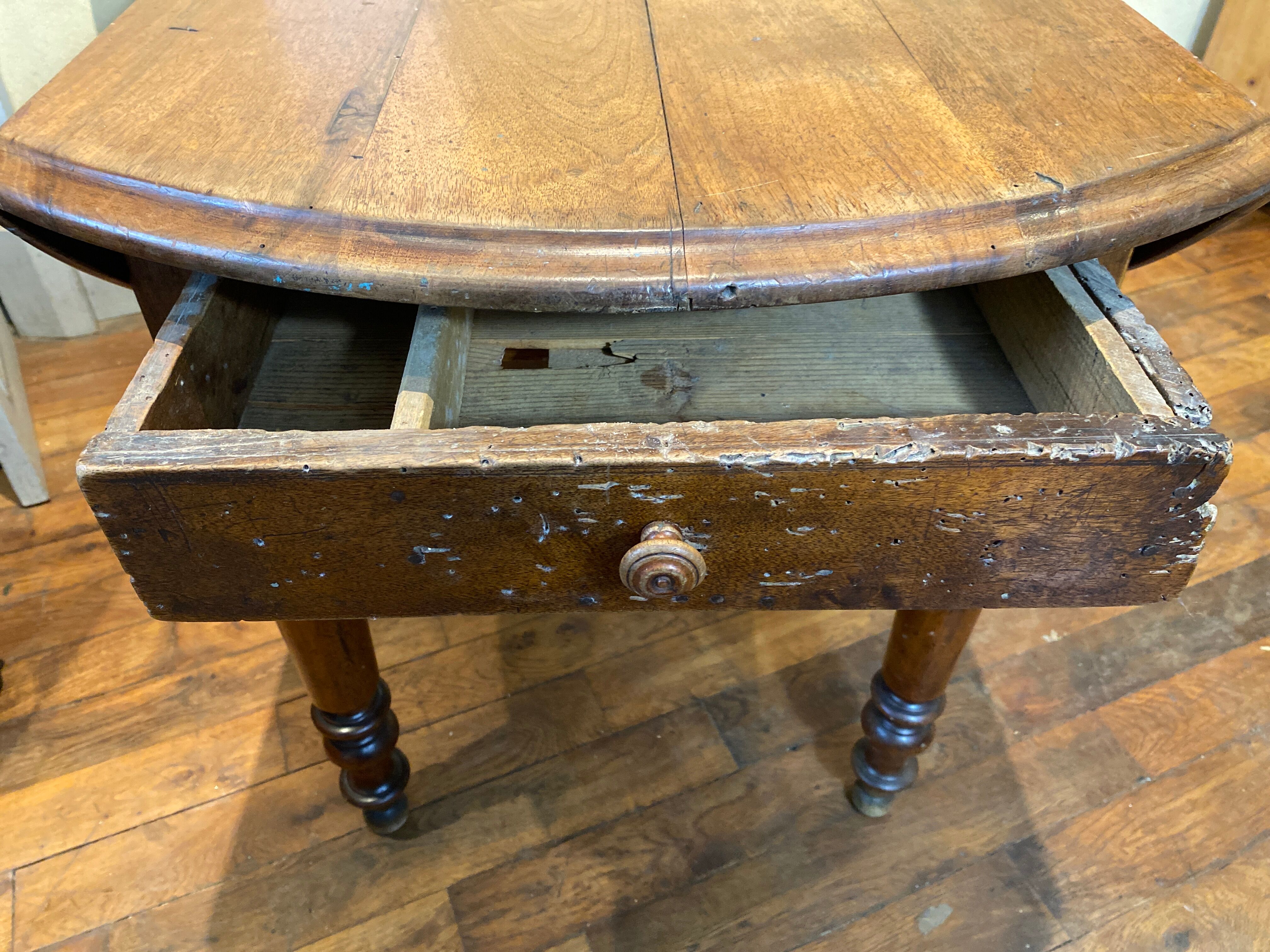 Table with oval shutter in walnut foot turned