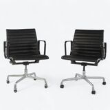 Paire noire (2) de chaises de bureau Herman Miller Original Eames EA318 avec bases à roulettes