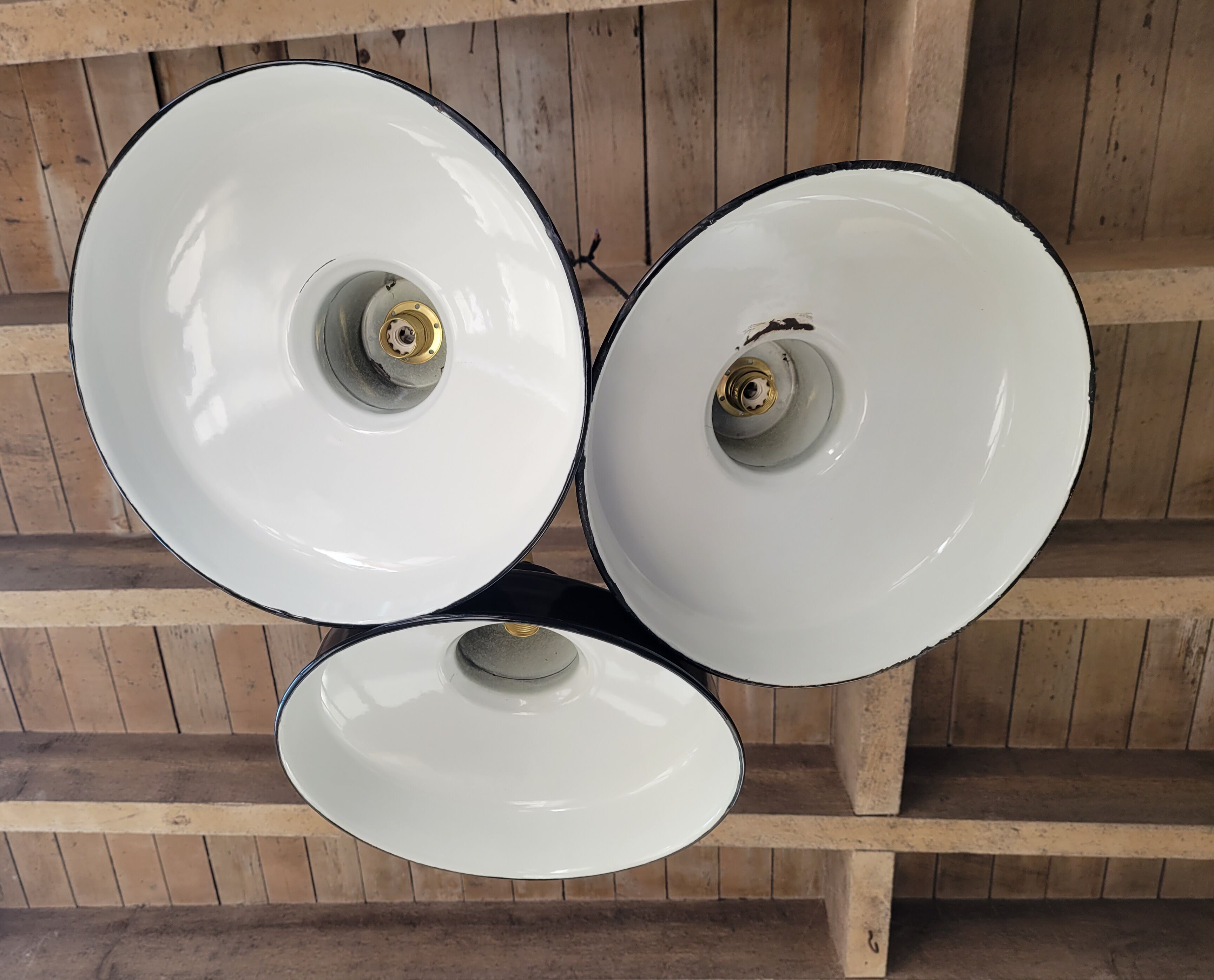 Trio of suspensions in enamelled sheet metal
