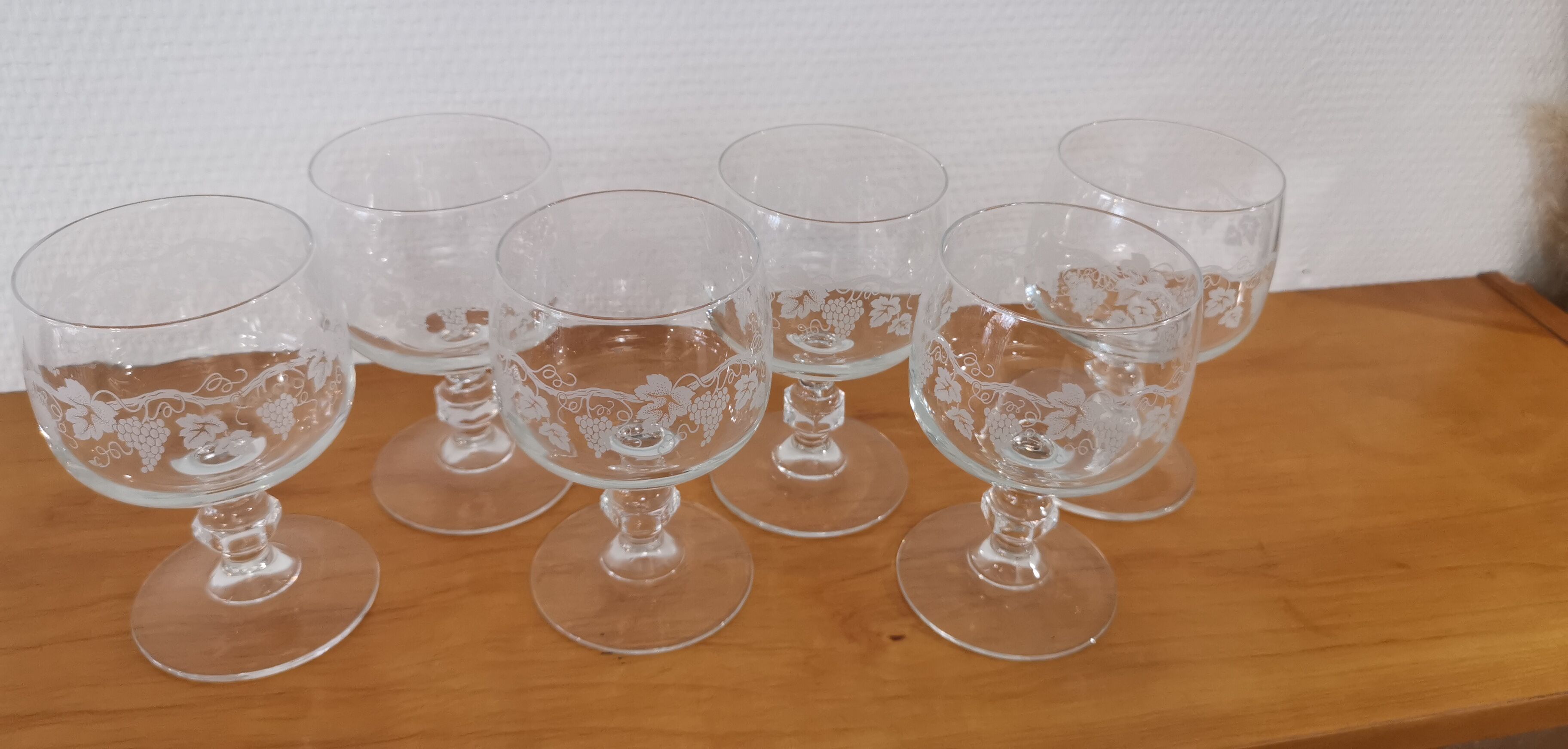 Set of 6 water glasses on feet, grape decoration and Luminarc vine shoot