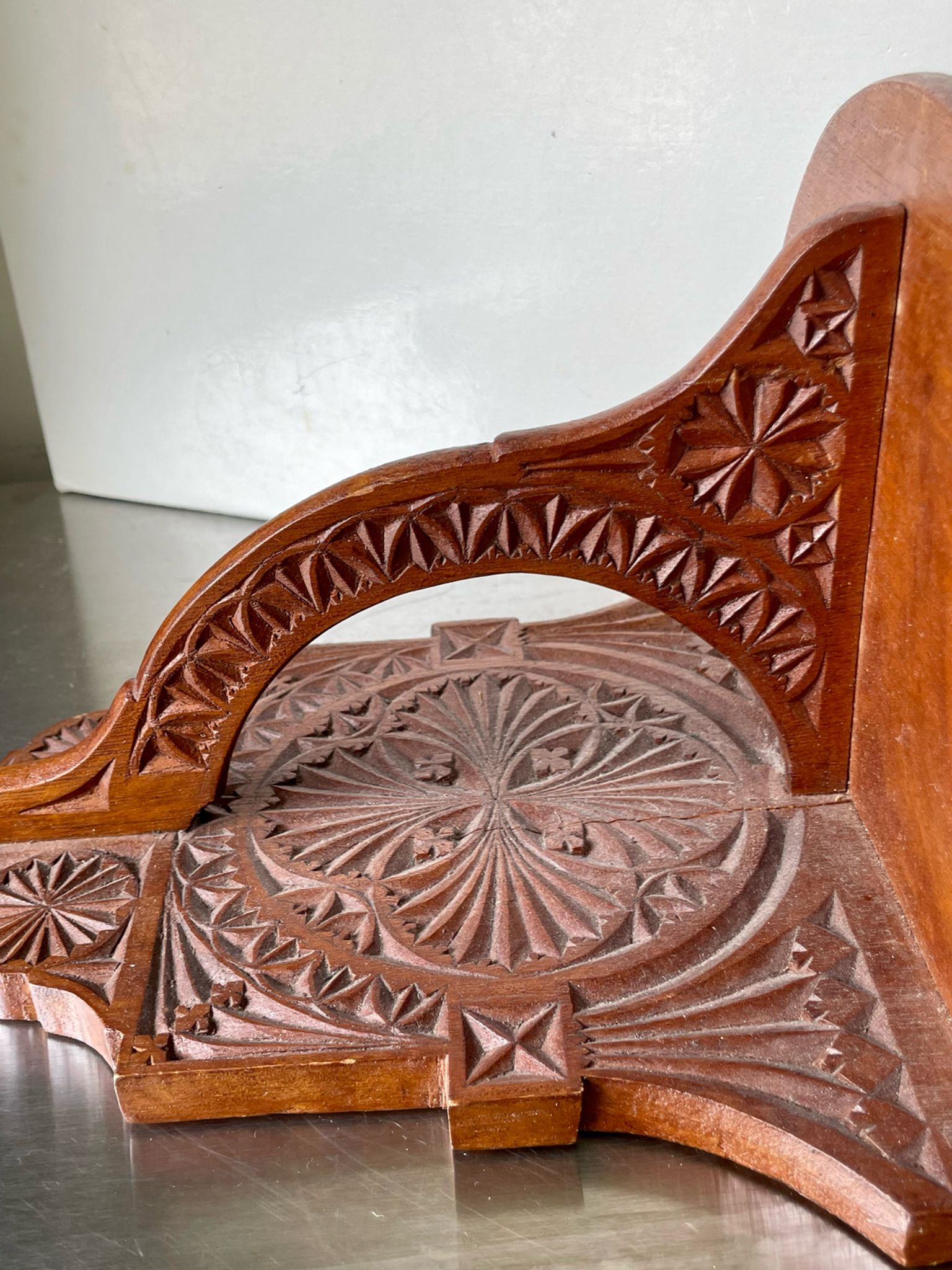 Support de console mural en bois antique avec sculptures géométriques
