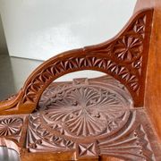 Support de console mural en bois antique avec sculptures géométriques