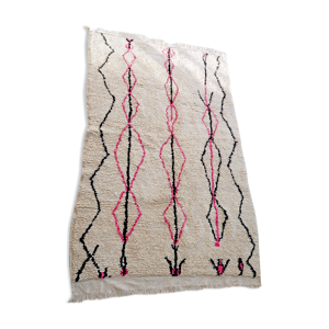 tapis Berbère Boujaad en laine colorée rose et noire tissé au Maroc 220x140cm