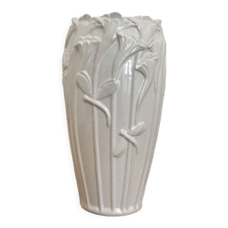 Vase blanc art nouveau avec fleurs et libellules