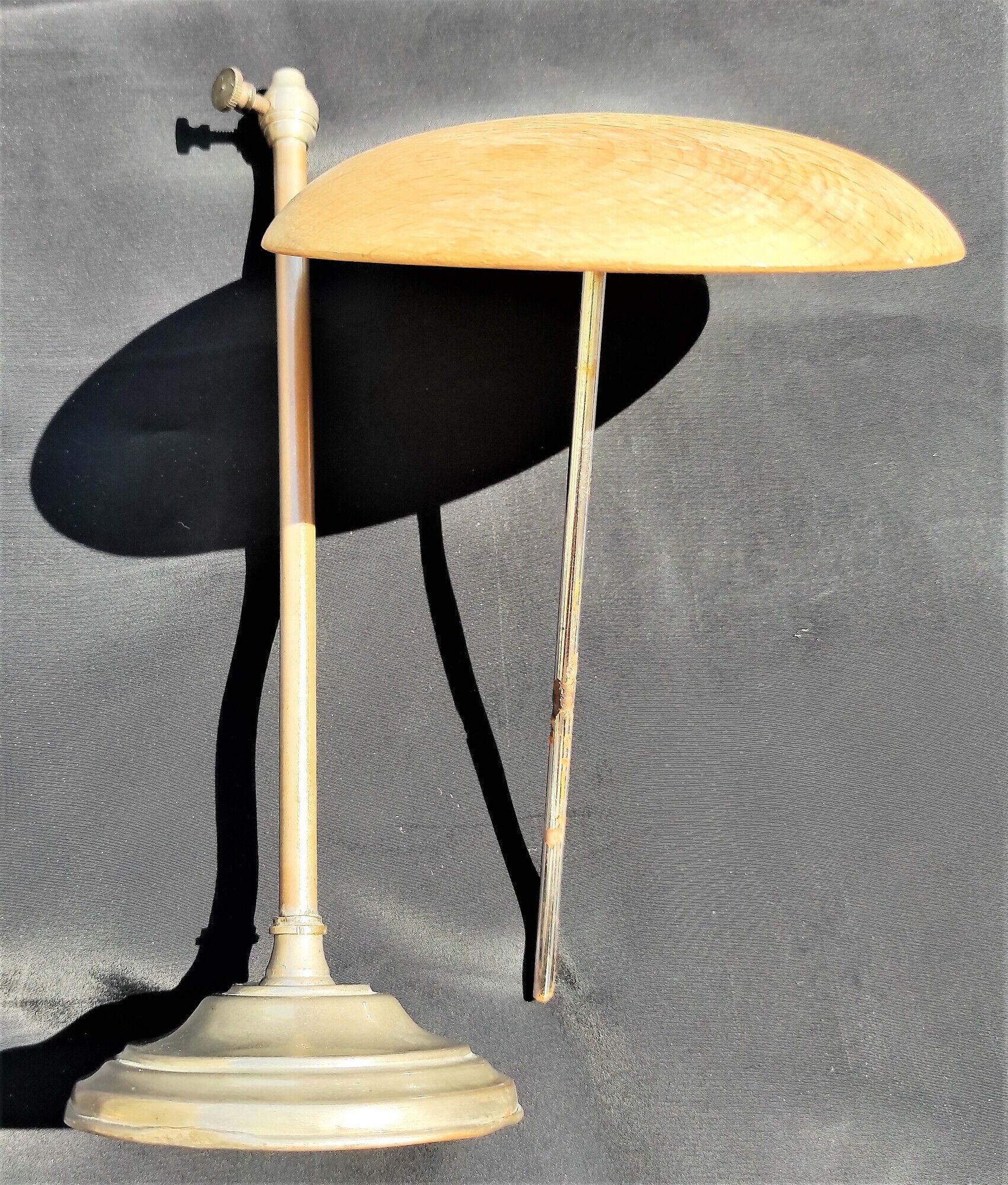 Adjustable hat holder of the brand Siegel Paris 1900/1950 with its chrome foot