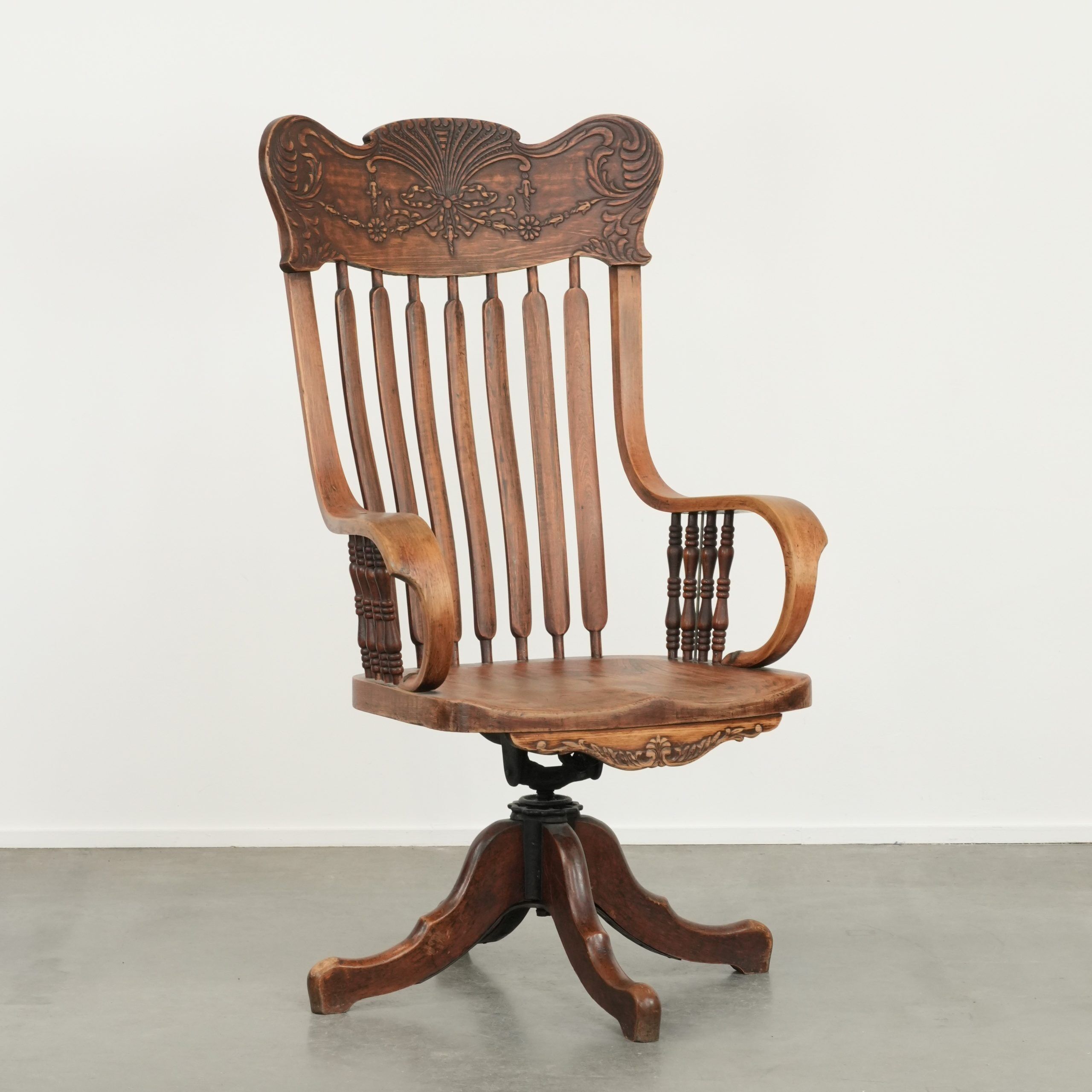 Chaise de bureau charmante avec de belles sculptures en bois du début du 20e siècle.