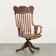 Chaise de bureau charmante avec de belles sculptures en bois du début du 20e siècle.