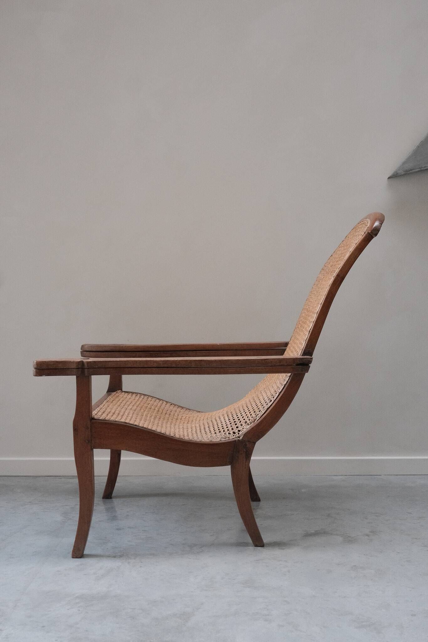 Fauteuil avec assise en cannage et accoudoirs pivotants