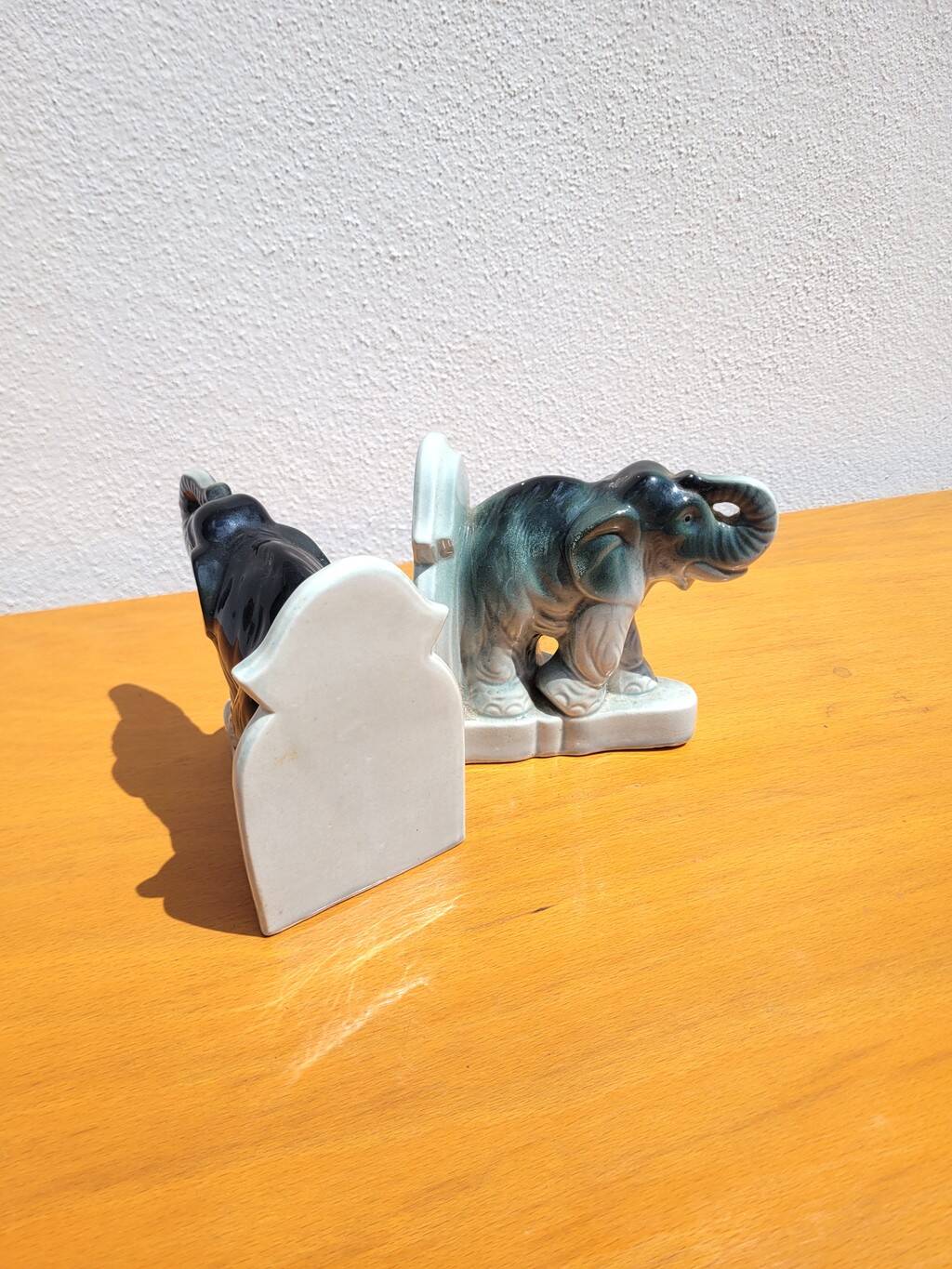 Ancien serre livre éléphant en céramique