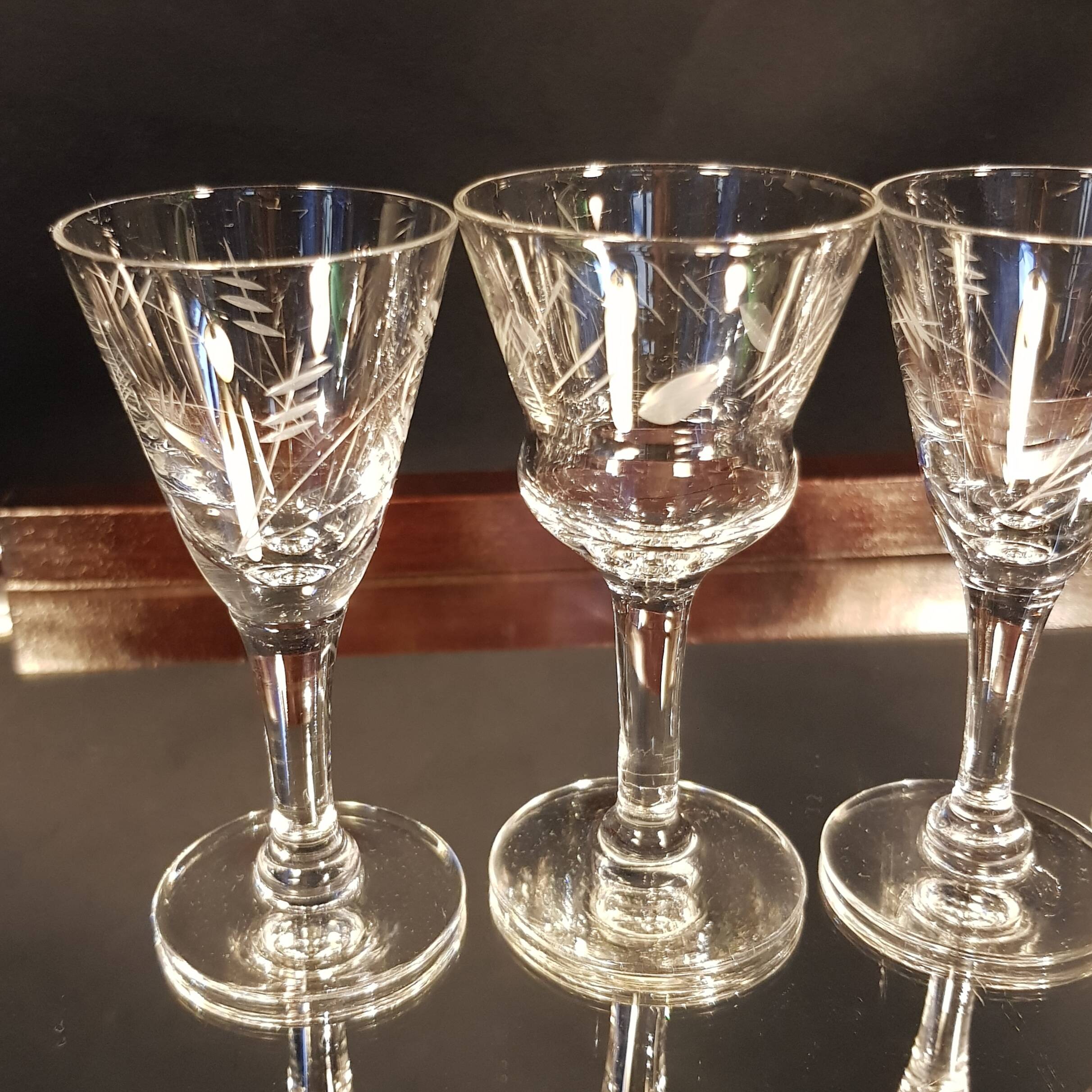 6 verres à liqueur ciselés