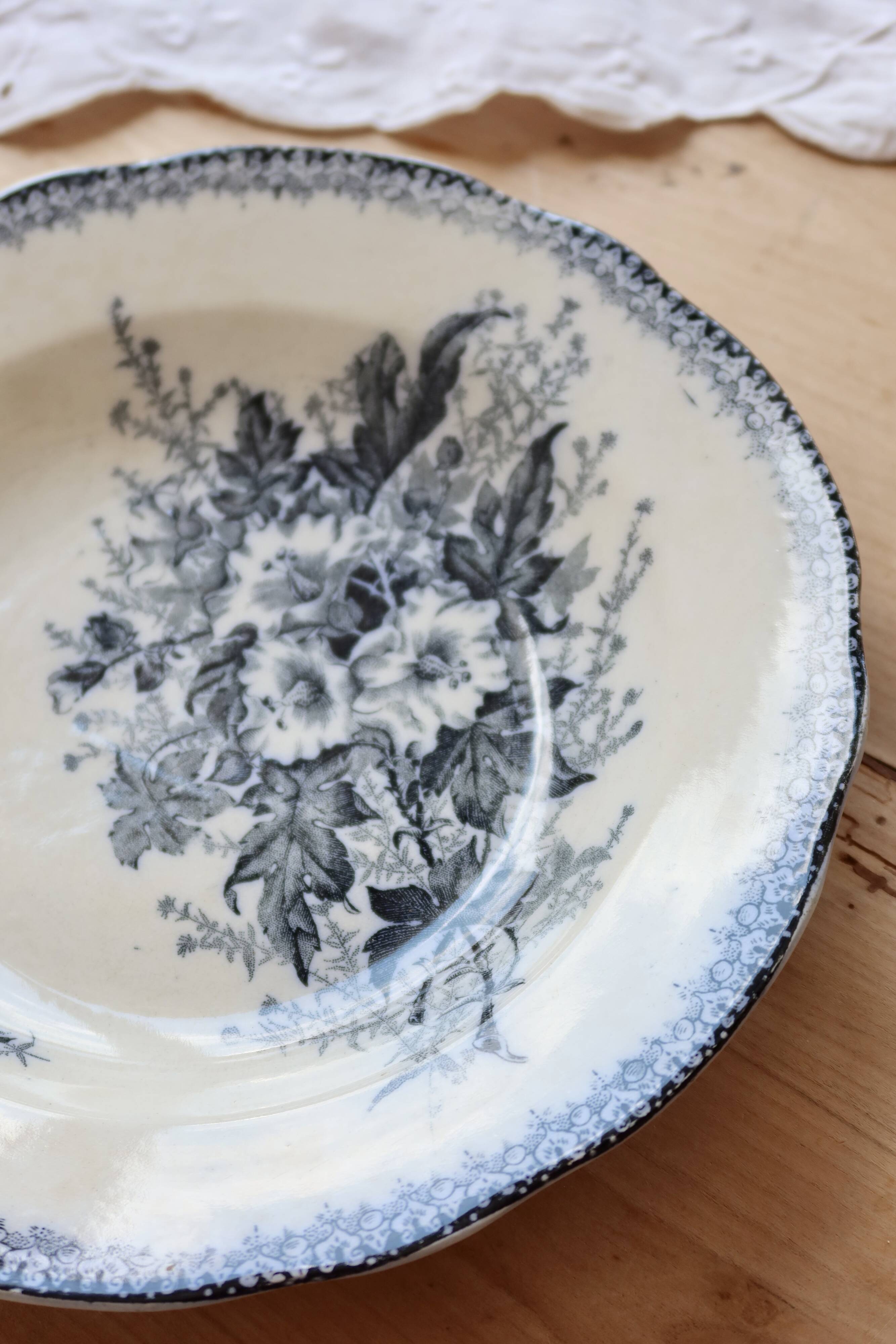 Assiette creuse terre de fer Onnaing - Décor végétal bleu
