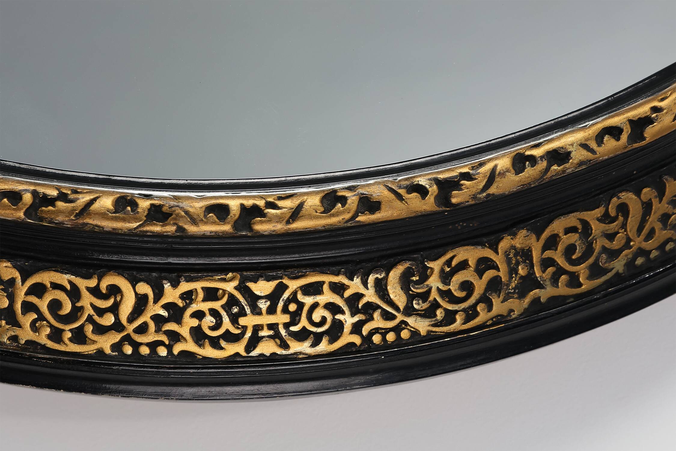 Miroir ovale néoclassique français en noir et or, 20e siècle