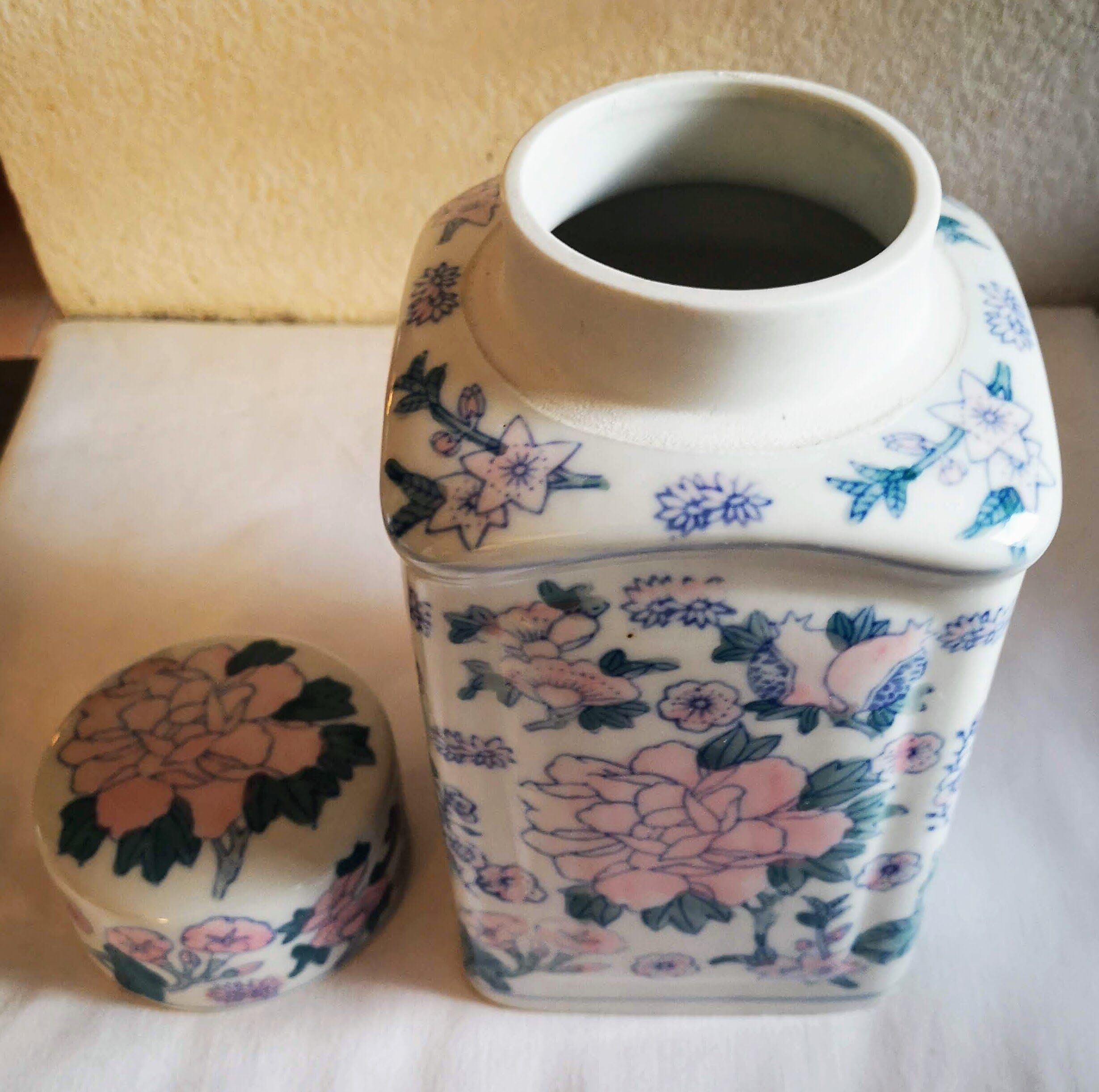 Pharmacy pot in earthenware decoration flowers