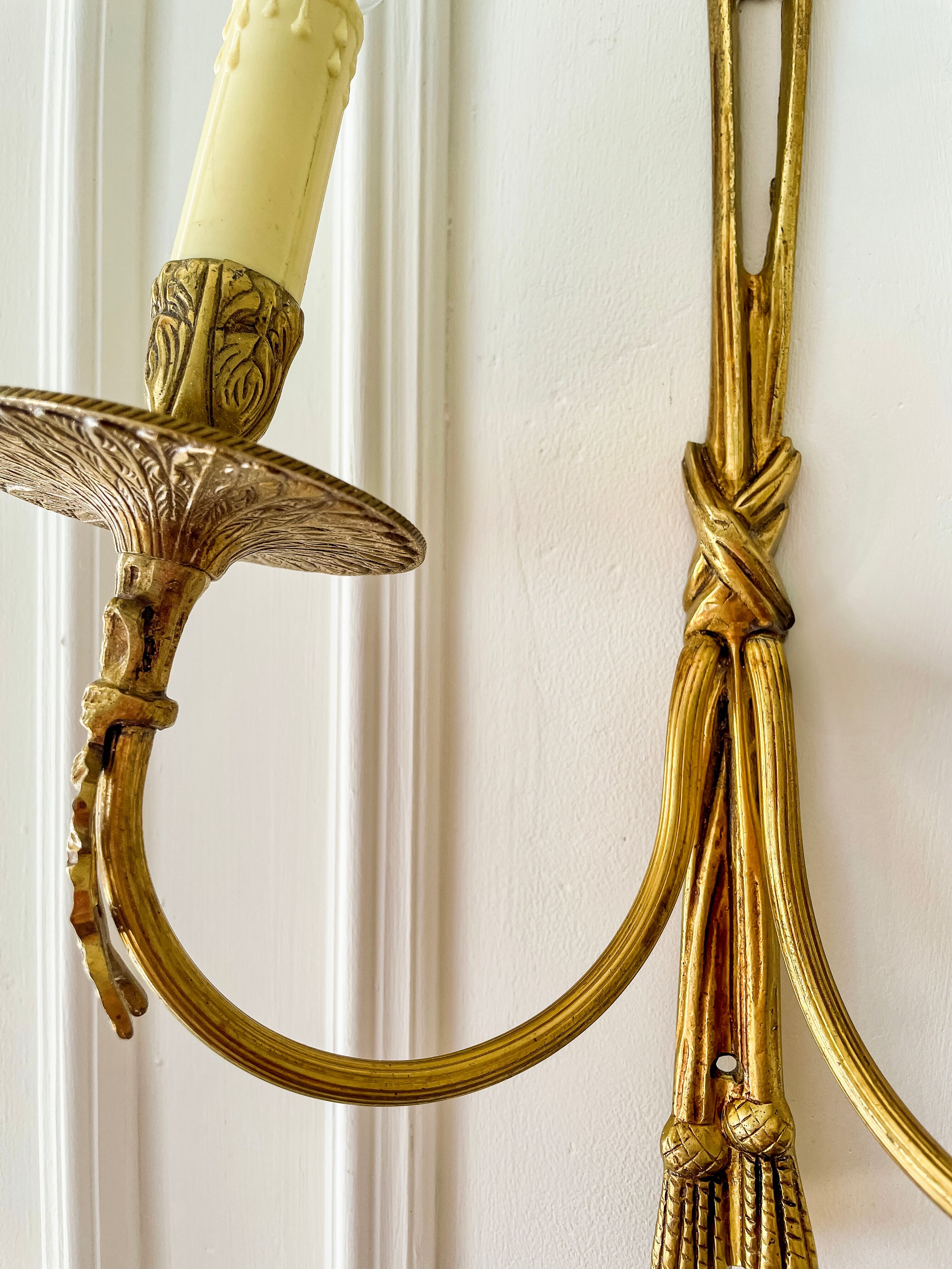 Wall light in solid brass in Empire / Neoclassical style.