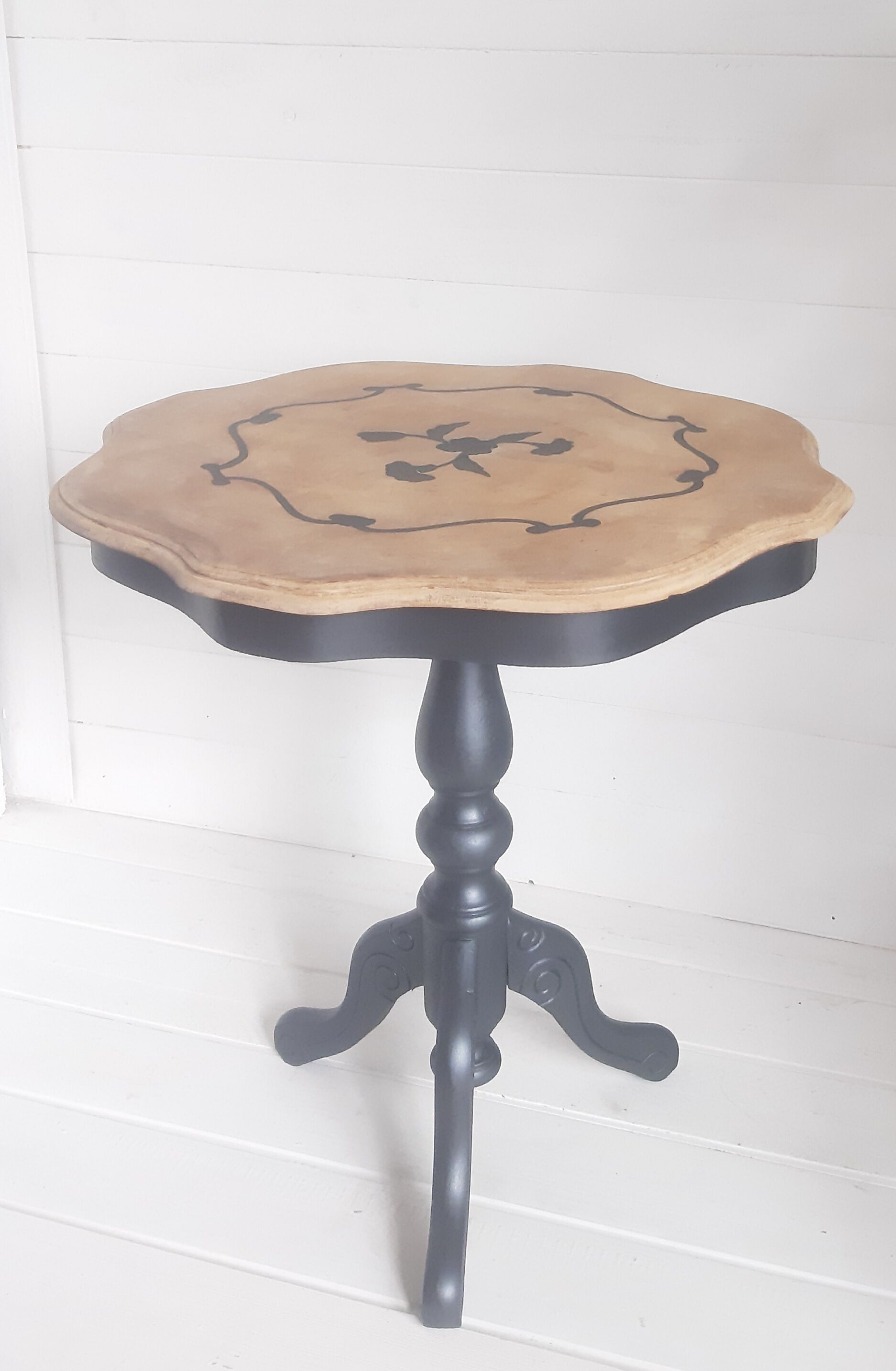 Turntable pedestal table