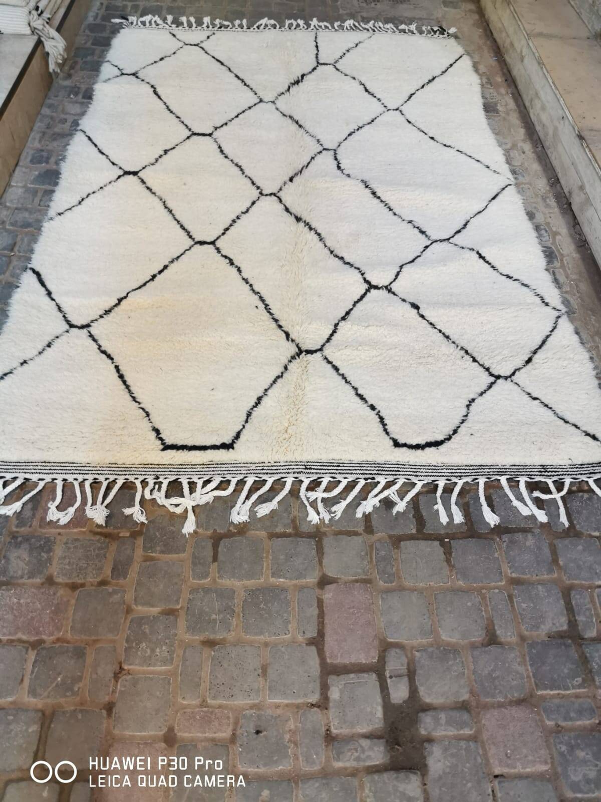 Authentique tapis berbère marocain écru et noir 3*2m