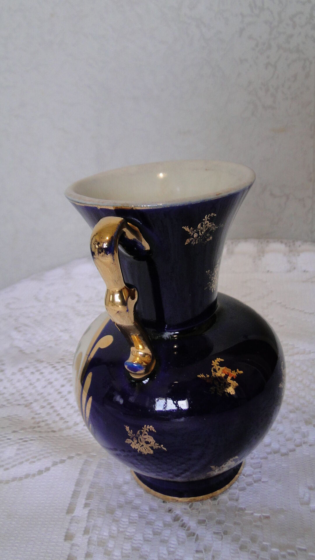 Vase porcelaine revol objet de vitrine décor romantique fond bleu anses dorées