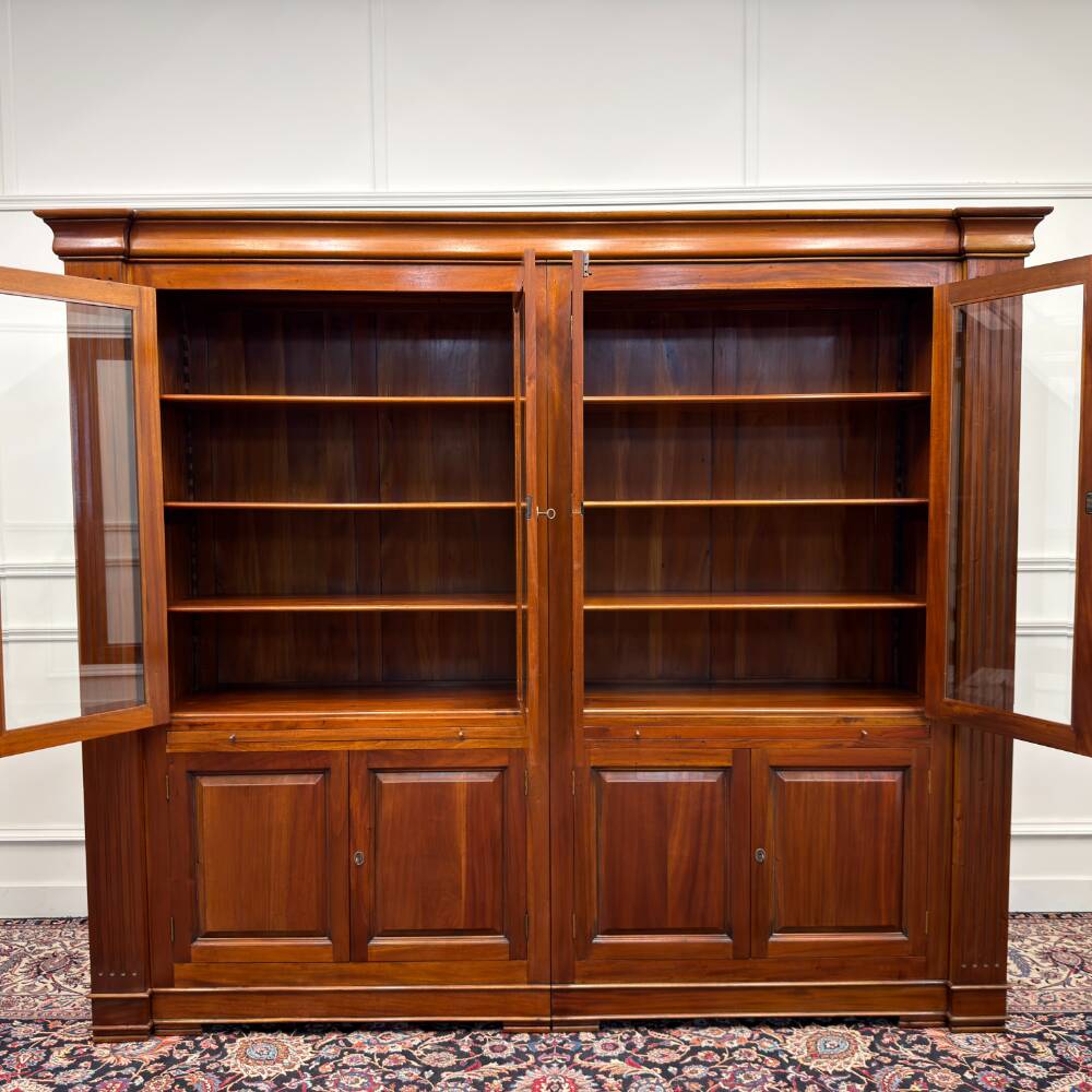 Bibliothèque anglaise classique avec colonnes