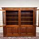 Bibliothèque anglaise classique avec colonnes