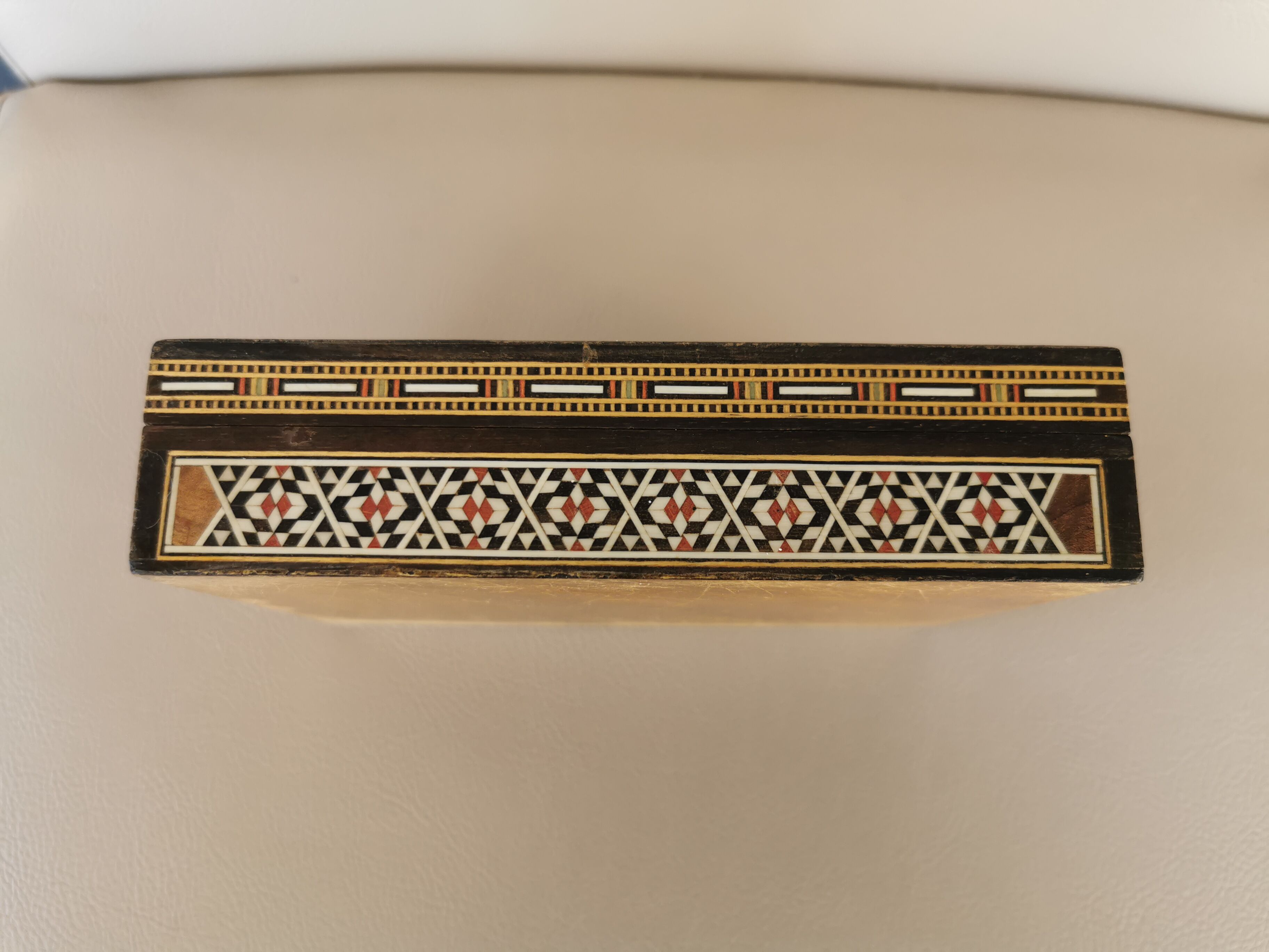 Ancient Syrian box in wood, bone and mother-of-pearl markter