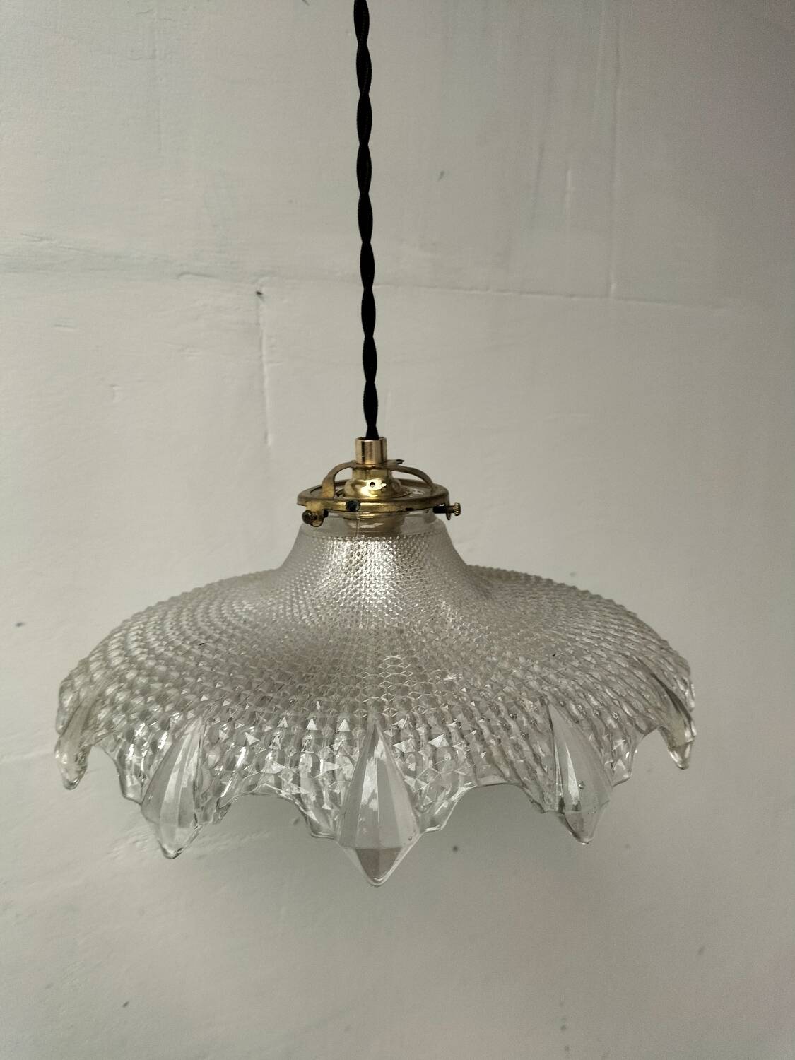 Holophane glass suspension