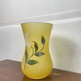 Vase en pâte de verre jaune début XXème signé Lily