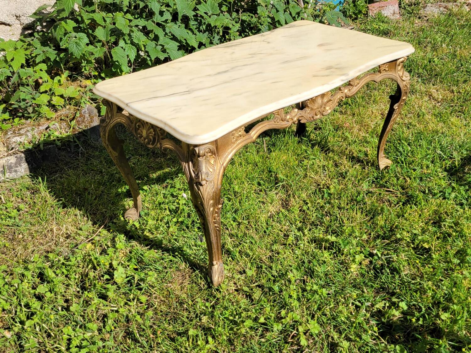 Louis XV coffee table in white Carrara marble with a gilded bronze base.