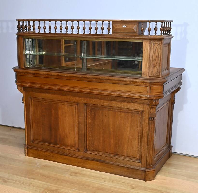 Oak apothecary counter – 1920