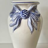 Vase en faïence blanche, décor ruban bleu