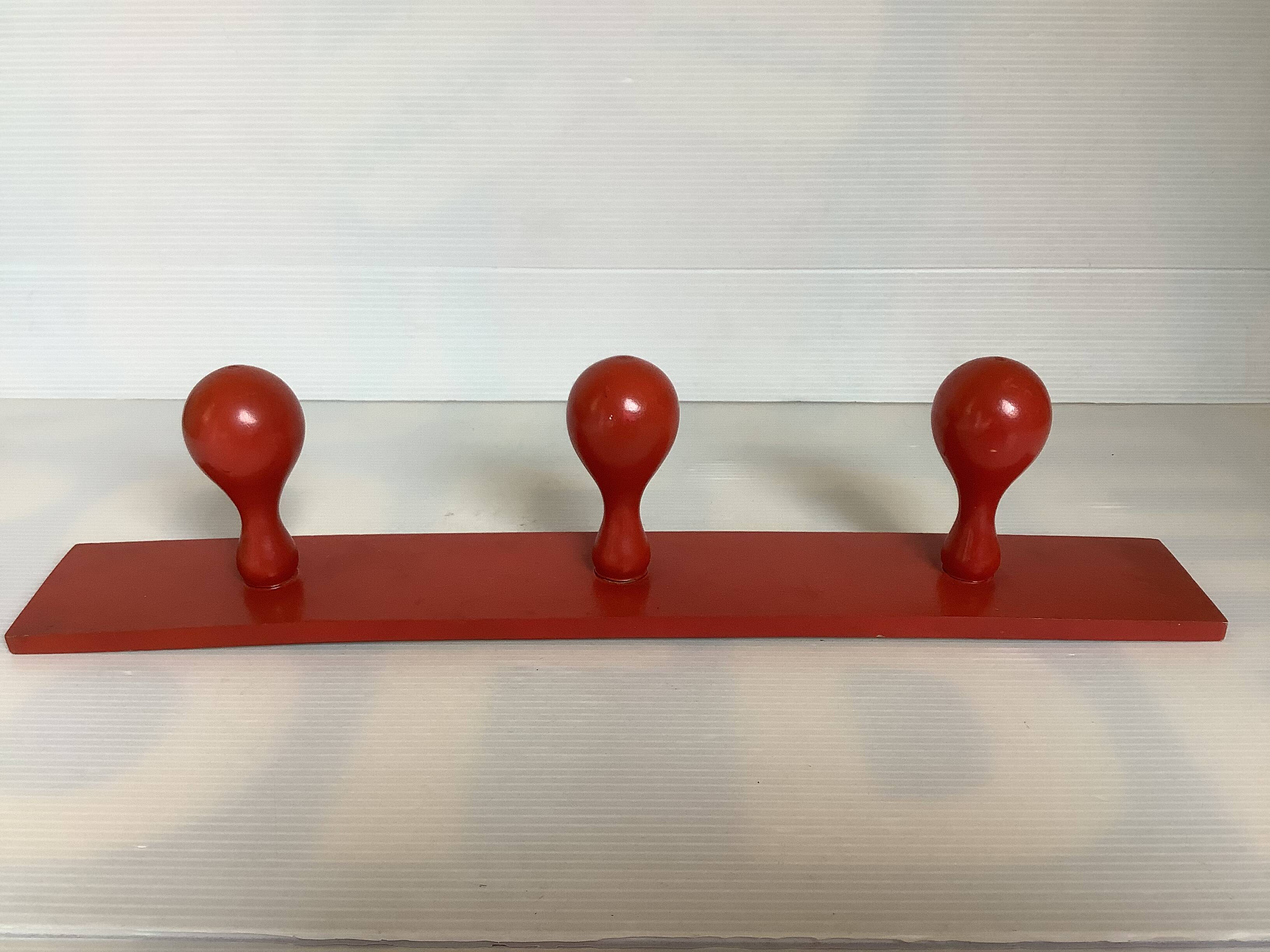 Porte manteau bois rouge