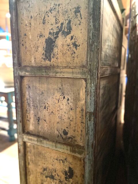 Armoire en bois laqué vert