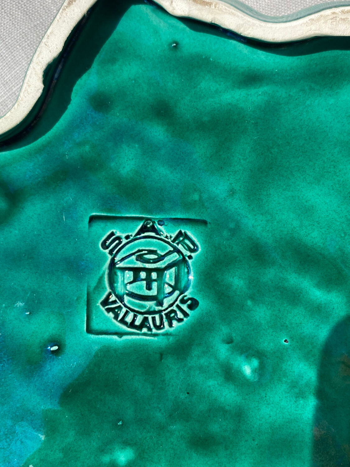 Vallauris leaf-shaped slip cup