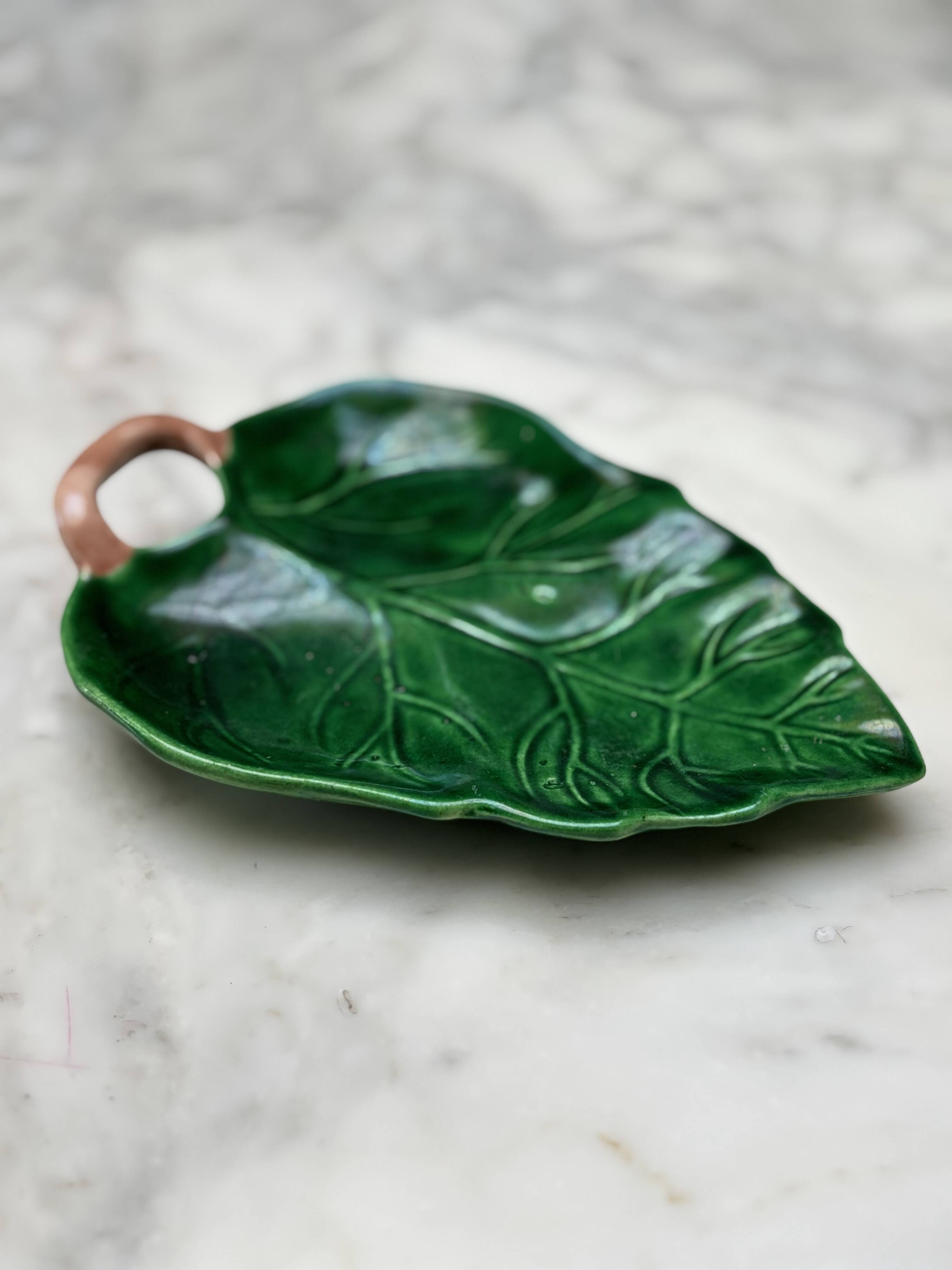Dish - empty pocket green slip leaf veined in ceramic