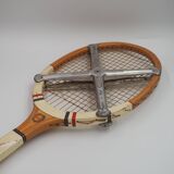 Tennis racket with maxima rachette tensioner