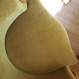 Fauteuil crapaud en velours ocre