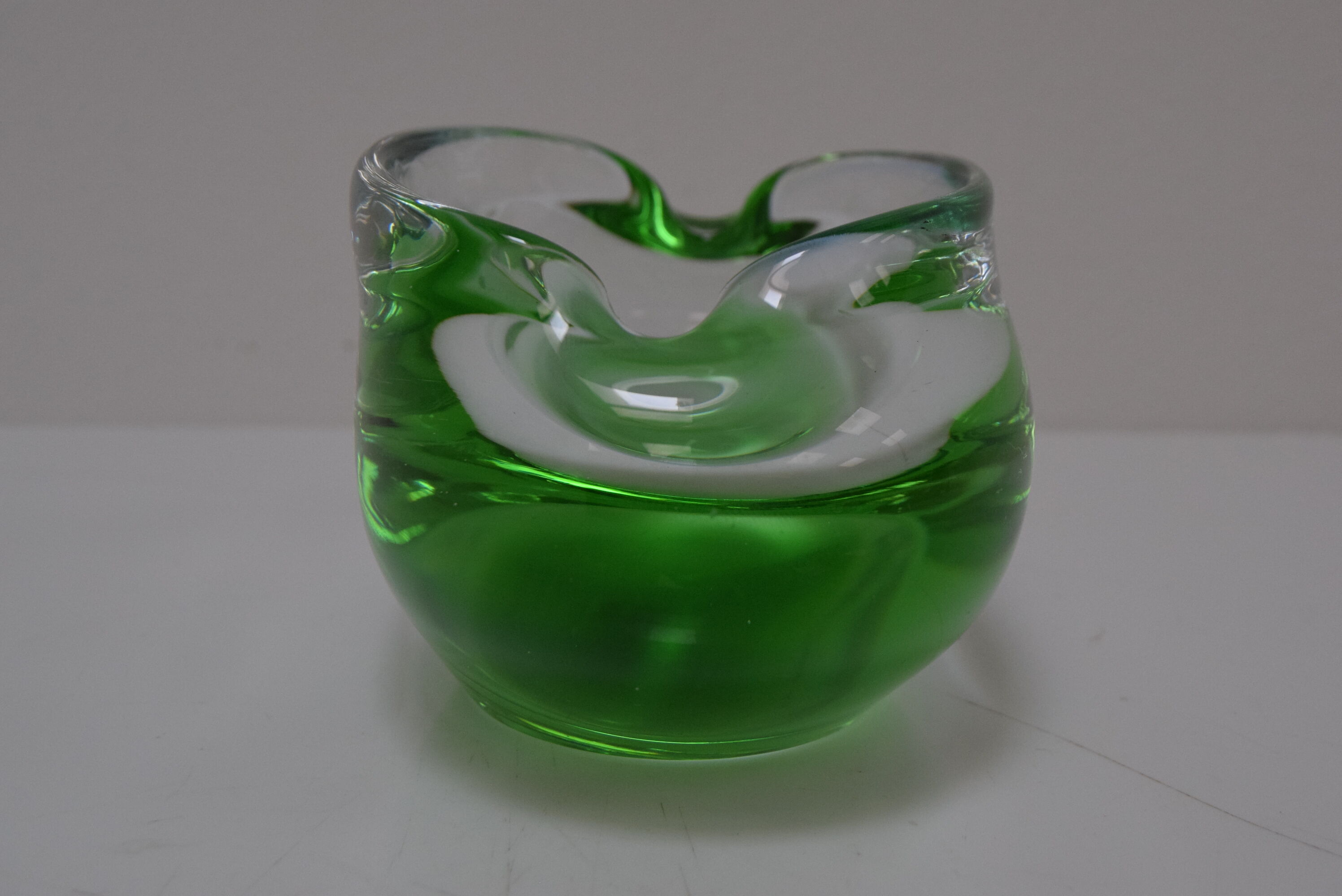 Cendrier du milieu du siècle en verre métallurgique, par Glasswork Novy Bor, années 1960.