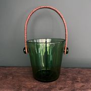 Seau à glace en verre vert et rotin