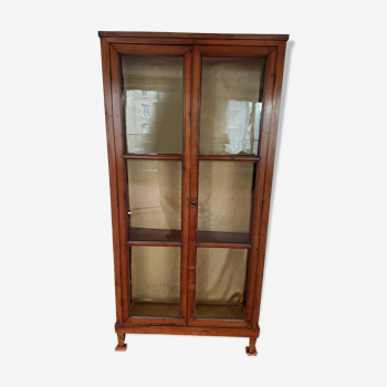 Old wooden window noble reglable shelves