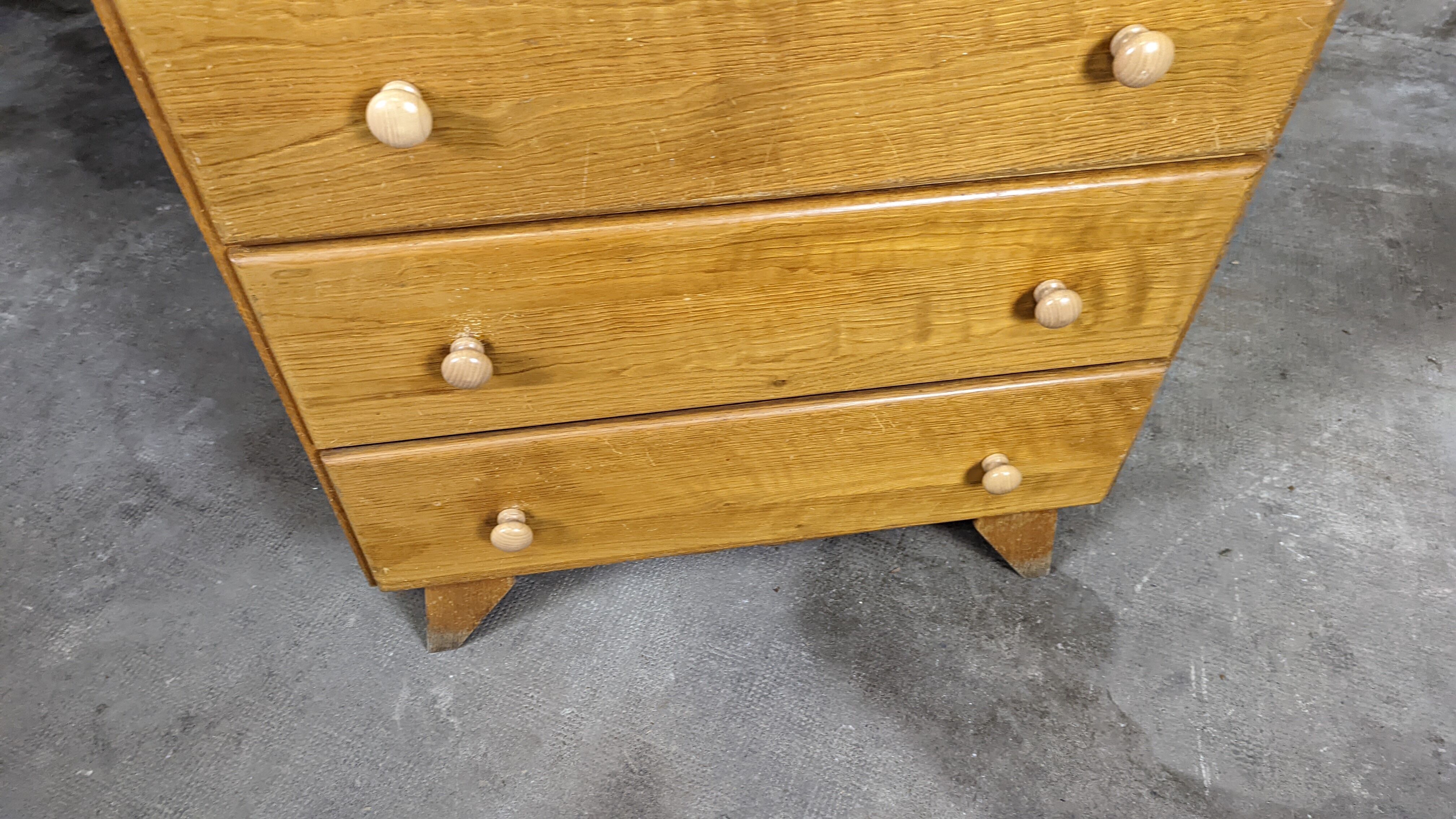 Scandinavian compass foot dresser
