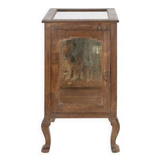 Free-standing display case