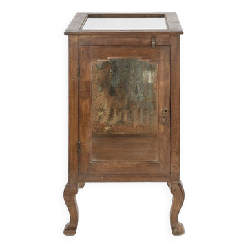 Free-standing display case