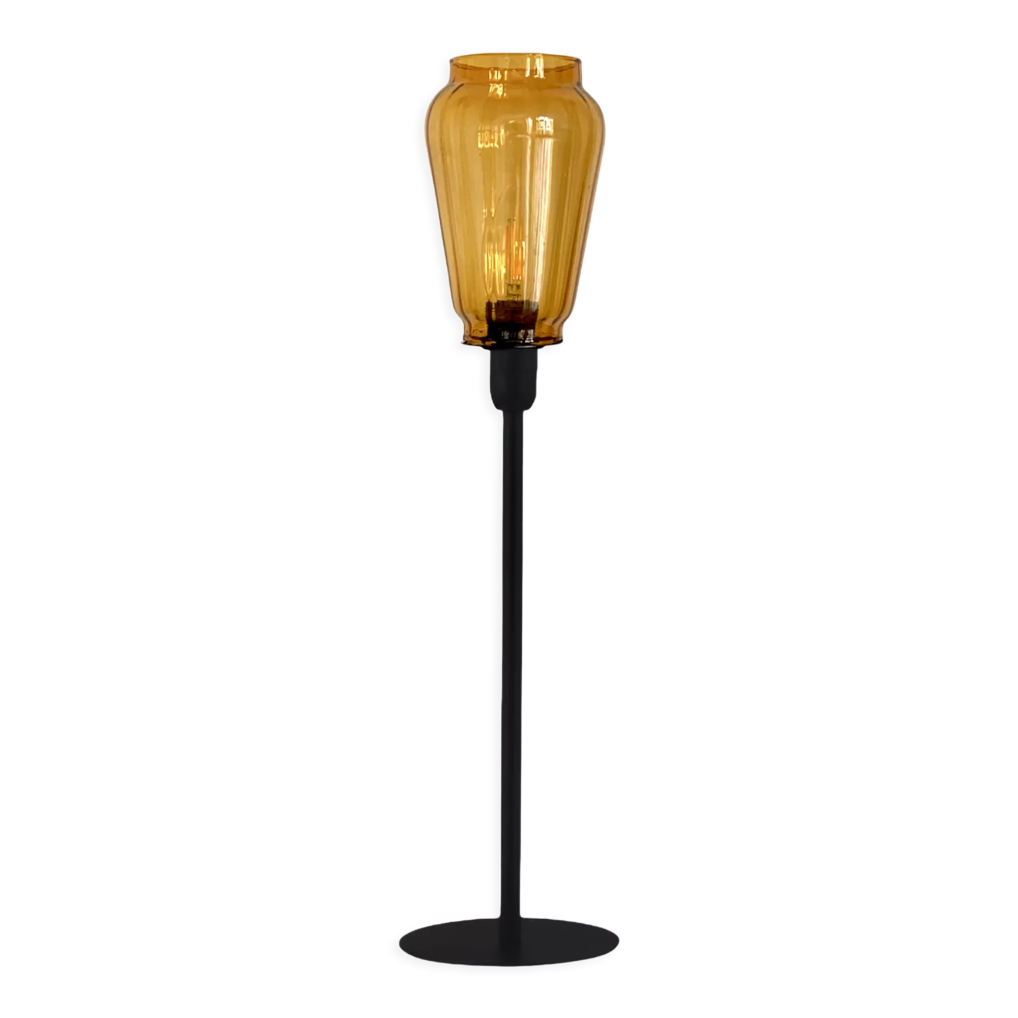 Lampe à poser vintage avec un abat-jour en verre ambré