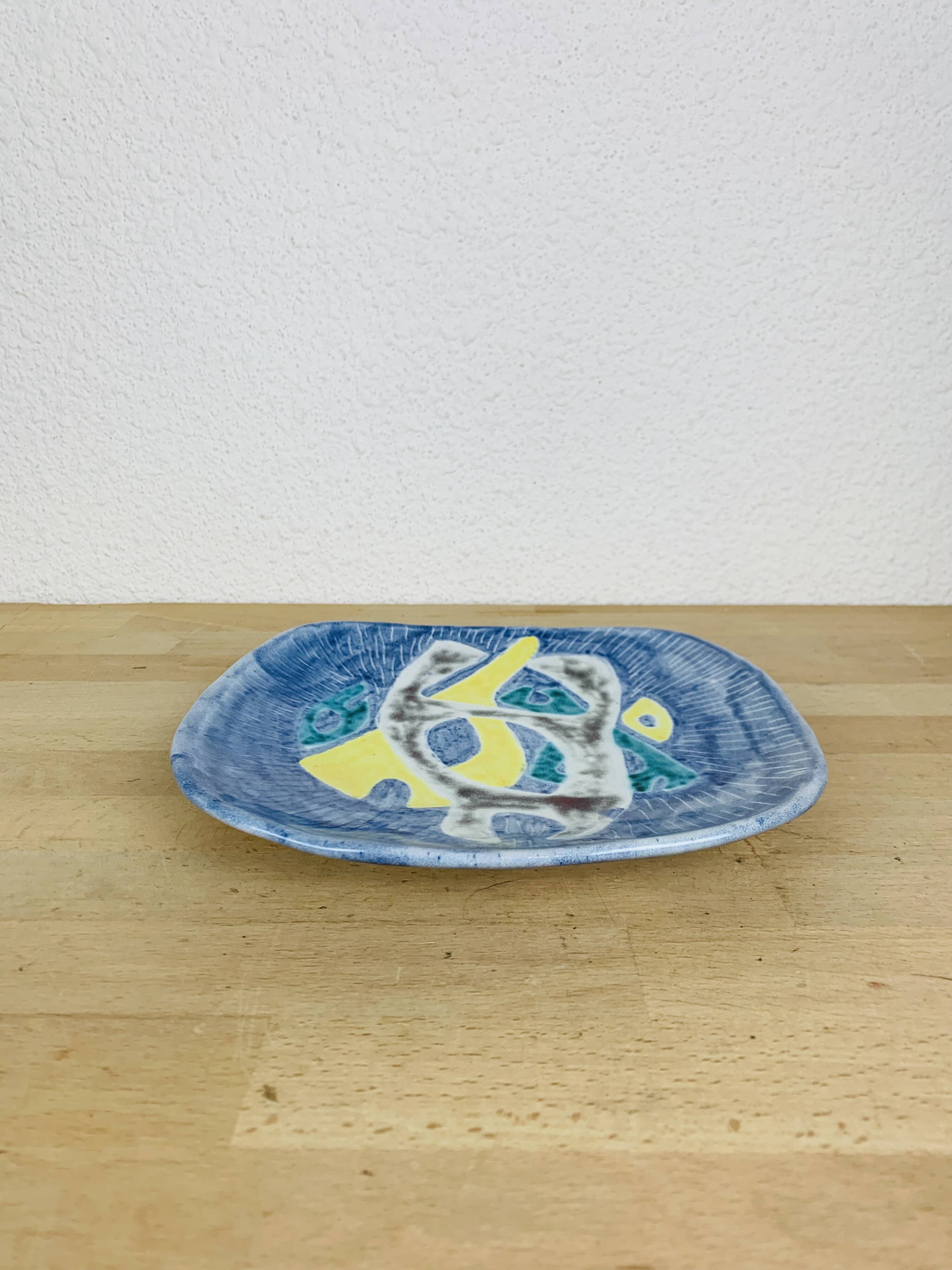 Ceramic plate from the 1950s with abstract decoration signed BB.