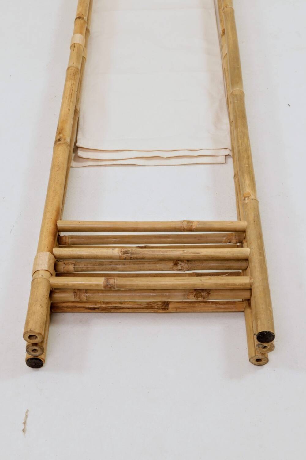 Bamboo screen with 3 frames in beige fabric.