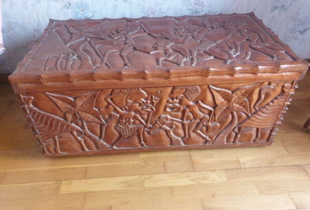 Grand coffre bois sculpté