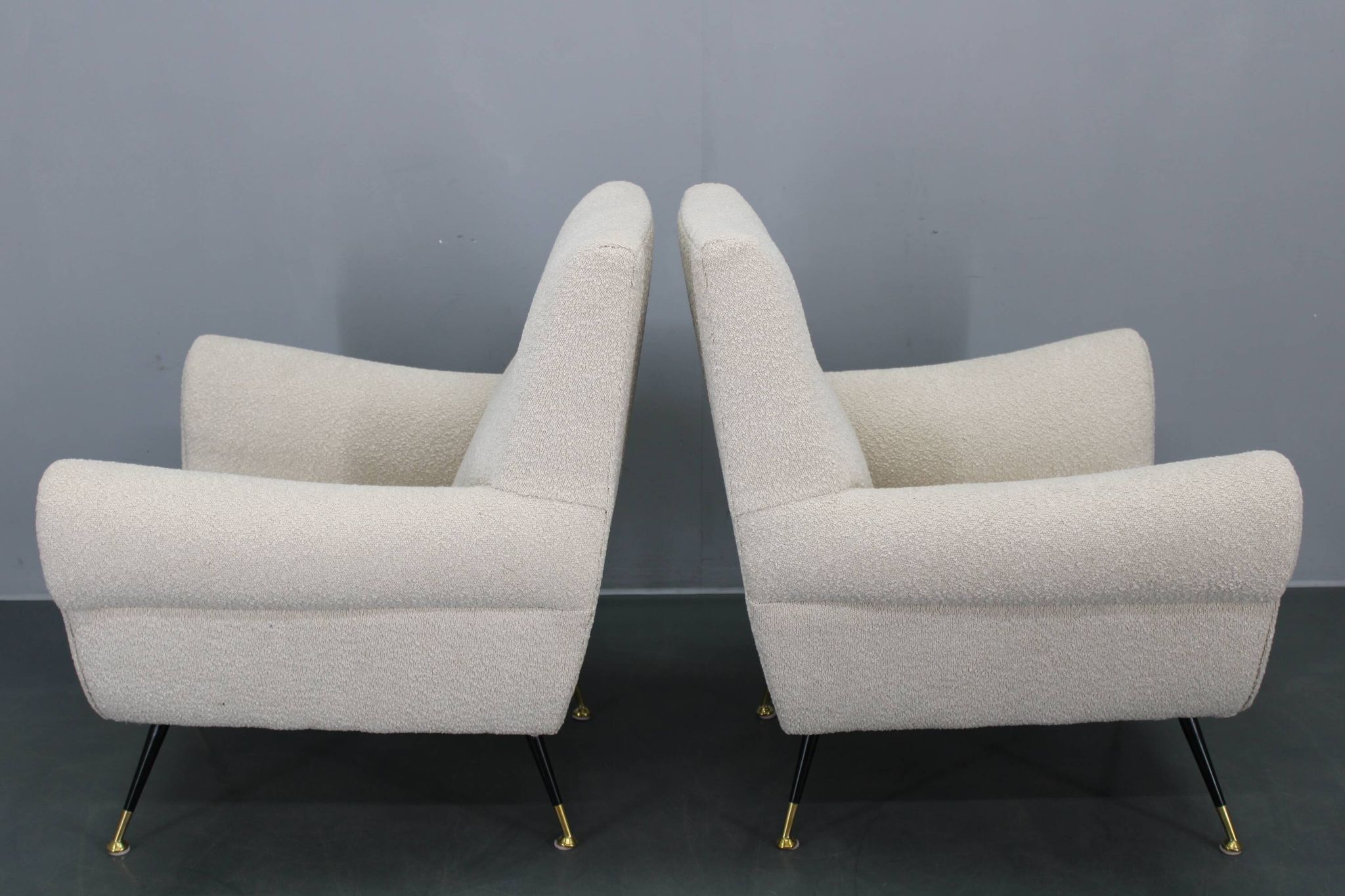 Paire de fauteuils bouclés italiens du milieu du siècle, pieds en fer et laiton, années 1950