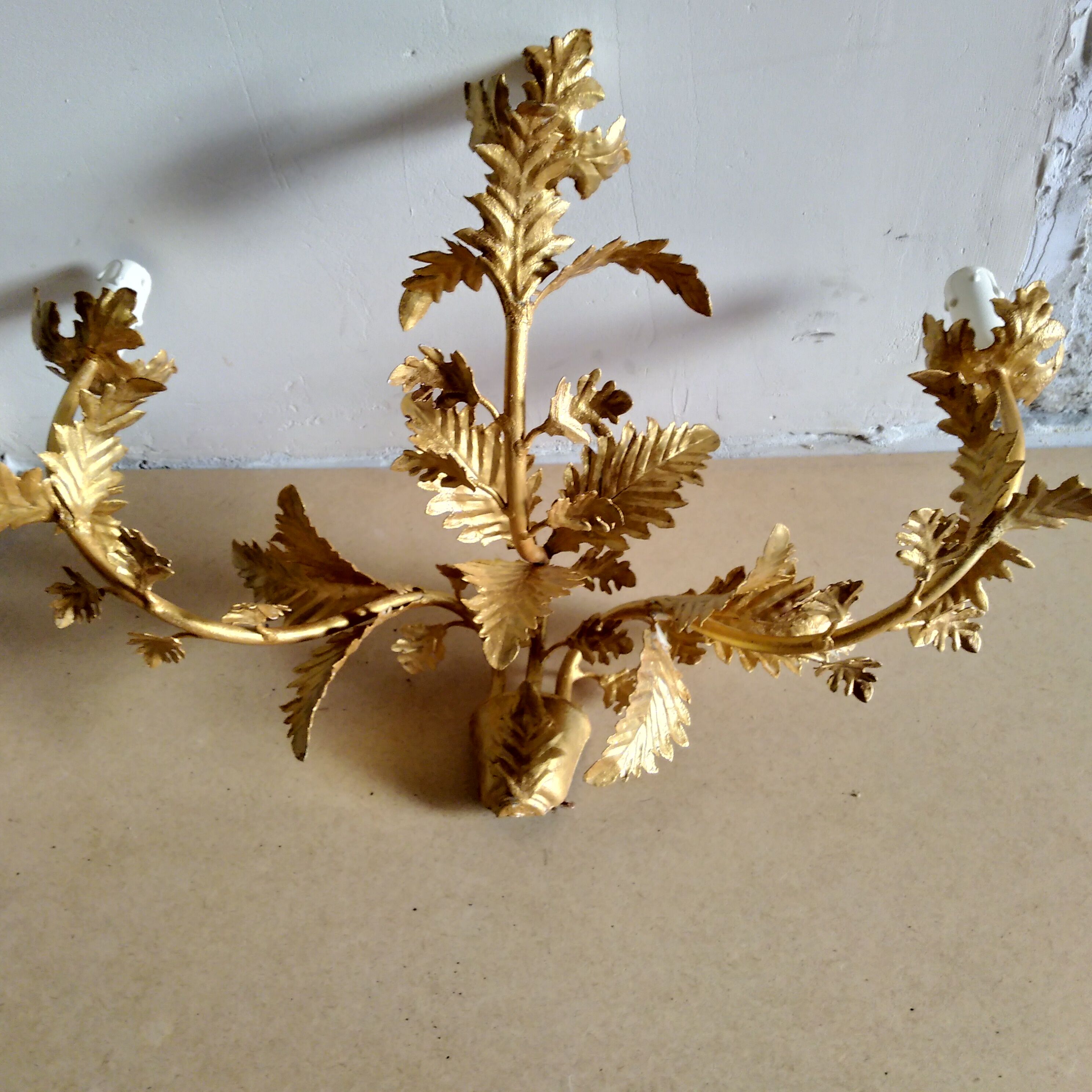 Applies three branches in gilded iron