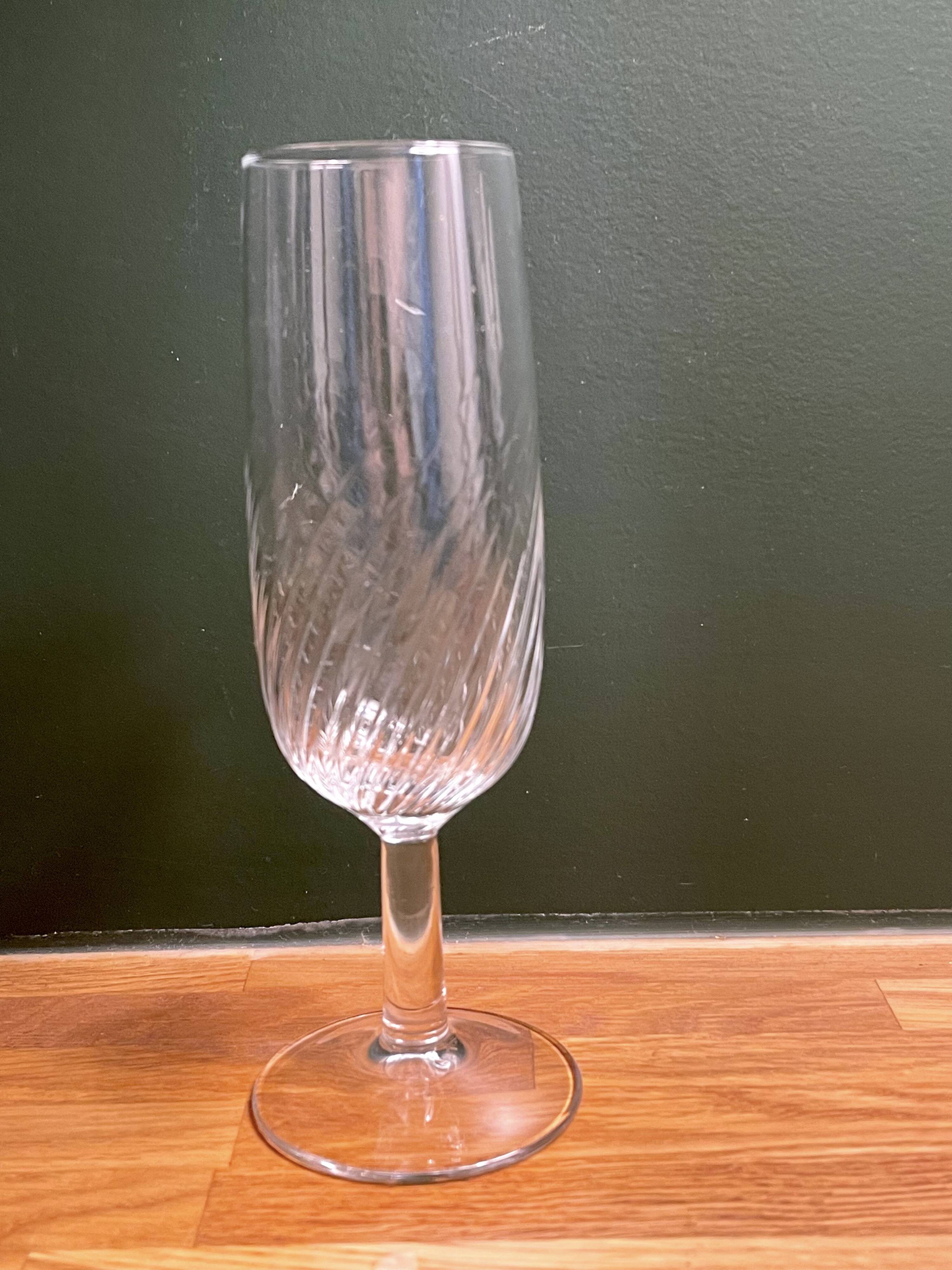 6 clear glass champagne flutes in very good condition